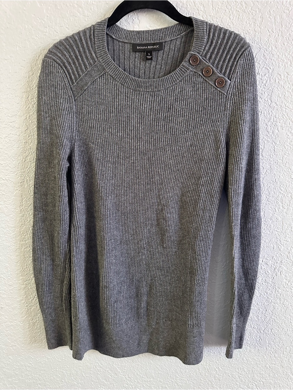 Banana Republic Merino Wool Ribbed Gray Button Shoulder Sweater S